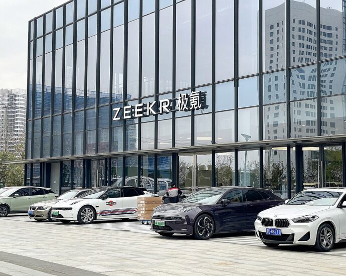 Zeekr hybrid launch